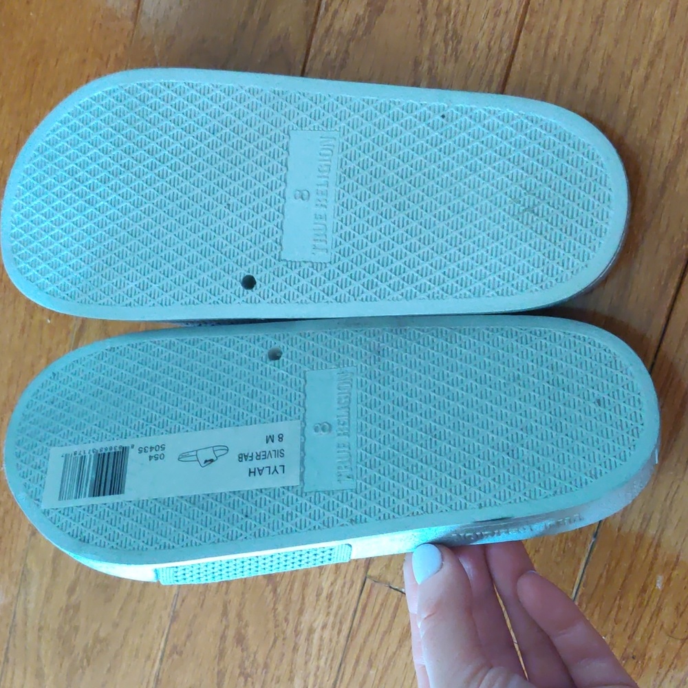 True Religion women's flip flops - Picture 4 of 6